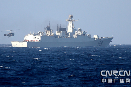 “武汉”舰直升机完成空中巡逻返回