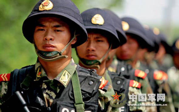 图文:武警全副武装准备出击