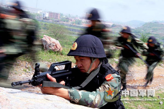武警士兵持95式步枪快速出击