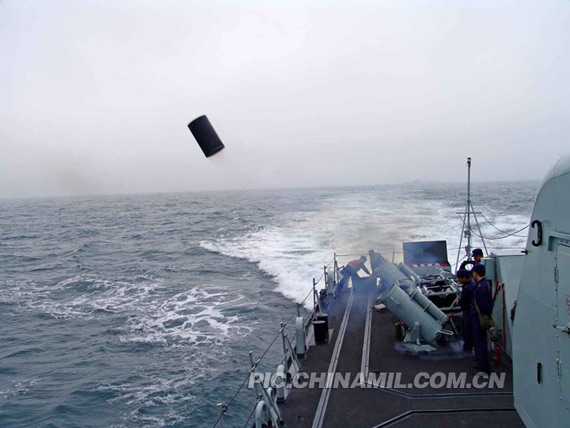 图文:南海舰队战舰发射深水炸弹攻击潜艇