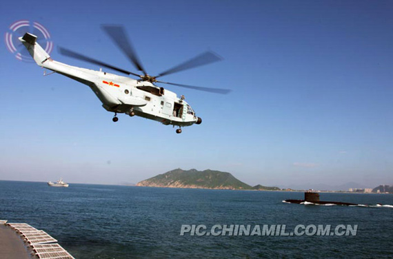 直-8型舰载直升机和潜艇协同出击的情景。军事图片中心袁永东摄