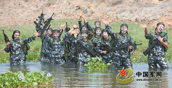 图文:中国海军女侦察兵在沼泽中完成极限训练_新浪军事_新浪网