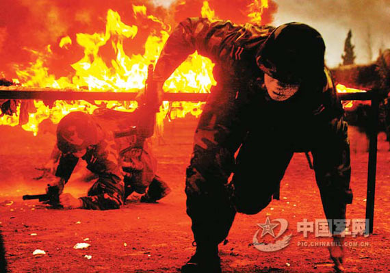 图文:南京军区装甲师组织部队进行年终考核