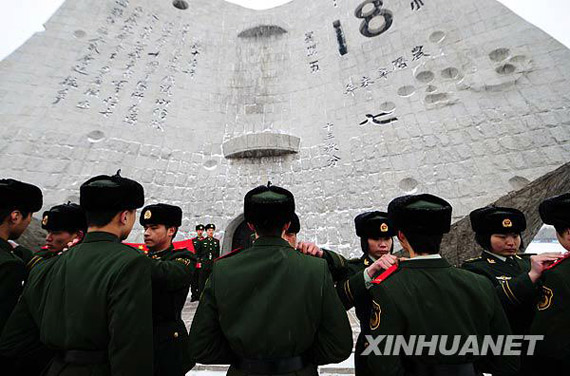 254名被授予列兵警衔的新兵面向国旗、庄严宣誓，成为一名光荣的边防战士。新华社记者任勇摄