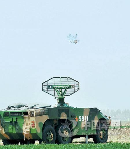 5月20日，南京军区某防空旅导弹分队正在进行对空中目标跟踪训练。