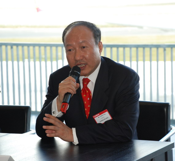 图文：海航集团董事长陈峰在交付仪式上答问