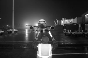 重庆调波音777客机赴广深运输返乡旅客(组图)
