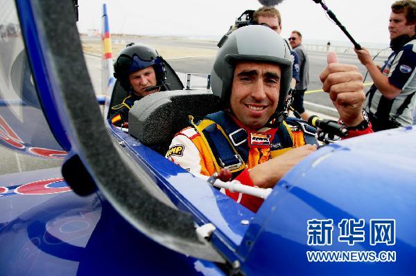 图为2006年5月4日，麦克莱恩在巴塞罗那附近参加飞机赛车提速比赛后向记者竖起大拇指。