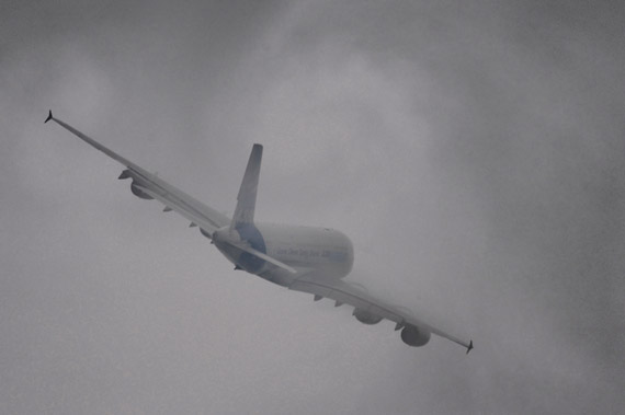 组图空客a380低空穿云飞行
