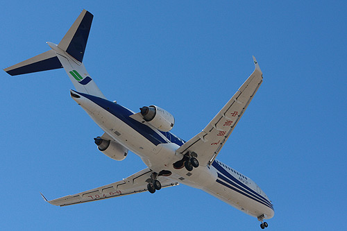 arj21-700飞机展翅蓝天的雄姿.