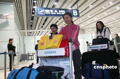 滞留曼谷的中国公民乘专机陆续回国