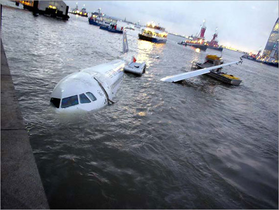 美国客机迫降水面机上150多人全部获救(组图)
