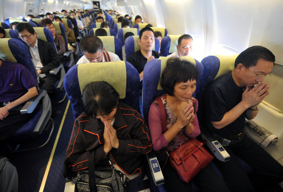 海航400个航班员工与旅客为地震遇难同胞默哀