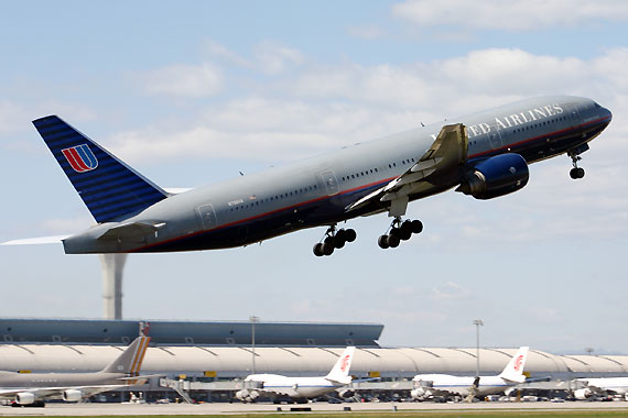 美国第三大航空公司联合航空宣布与美国第四大航空公司大陆航空合并，组建新的美联航。