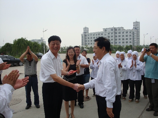 南航集团股份领导亲切慰问长春航食一线员工