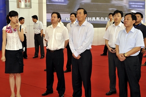 7月28日，民航局夏兴华副局长到民航二所视察指导工作。