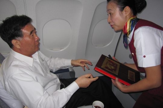 国航西南乘务组服务广东省党政代表团获好评