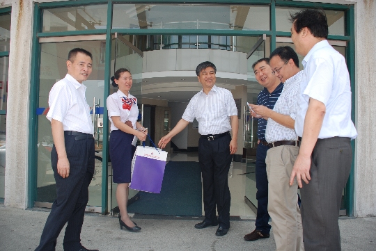 东航股份副总经理张建中慰问浙江分公司员工