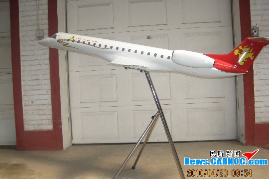 巴西航空工业公司向民航博物馆捐赠飞机模型