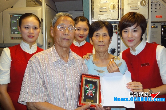 万米高空送祝福　浪漫“七夕”爱在成都航空