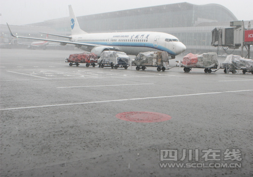 暴雨袭击双流机场