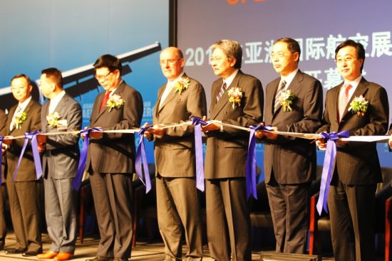 2011年亚洲国际航展暨论坛开幕式1 中间左：Mik e Rusbridge 励展博览集团董事会主席兼首席 执行官；中间右：香港特别行政区行政司司长曾俊 华