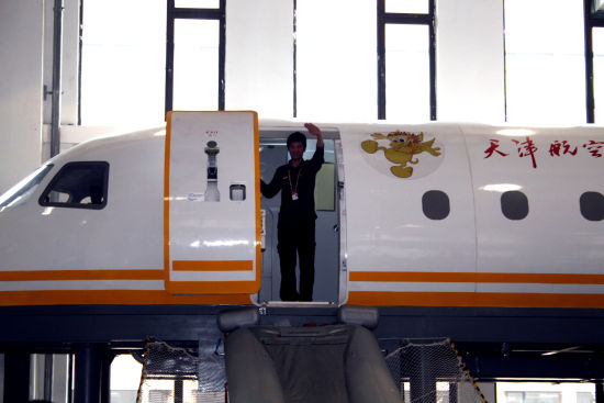 天津航空工作人员在模拟机上挥手示意