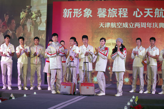 天津航空2周年乘务员新制服亮相。(摄影：陈诚)