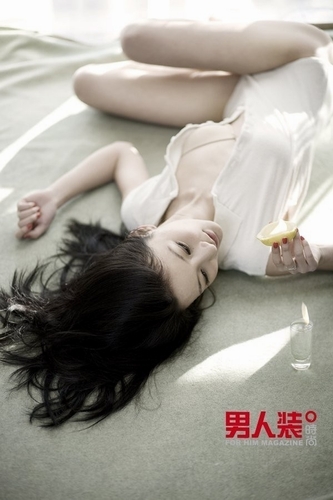 慵懒诱惑男人装女郎(组图)[神韵论坛]