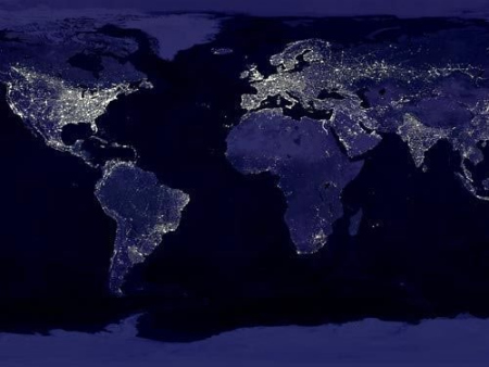 这是一张人工合成照片，照片上灯光照明不均也反映出世界经济发展不平衡。