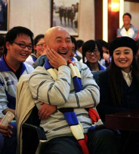 陈佩斯和学生交流互动非常热闹