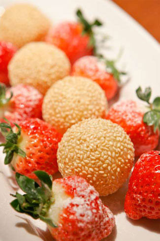 炸热情果芝麻球配鲜草莓