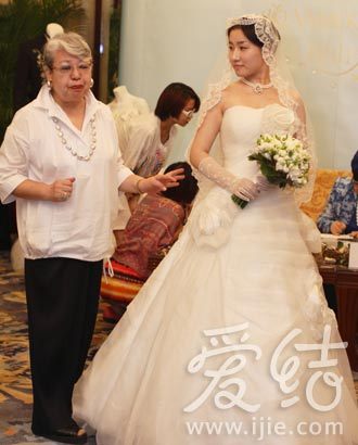 设计师的婚纱_怎样成为婚纱设计师(2)