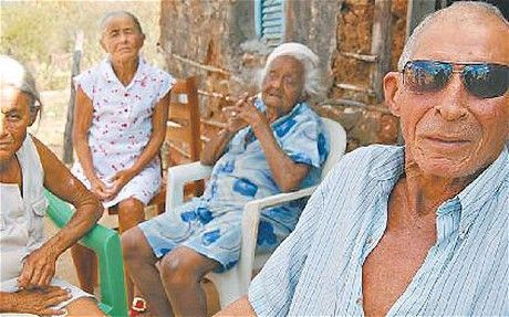 巴西老头奥利维拉(右)与妻子结婚后又与小姨子和岳母有染，90高龄有50名后代。