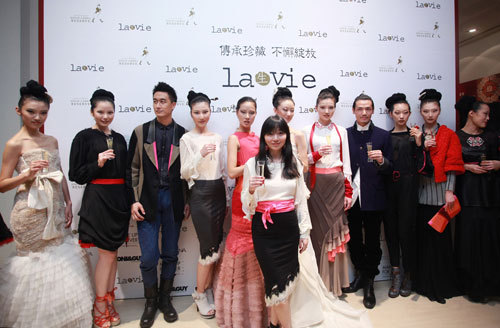 庆功酒会，吉承携模特亮相致谢