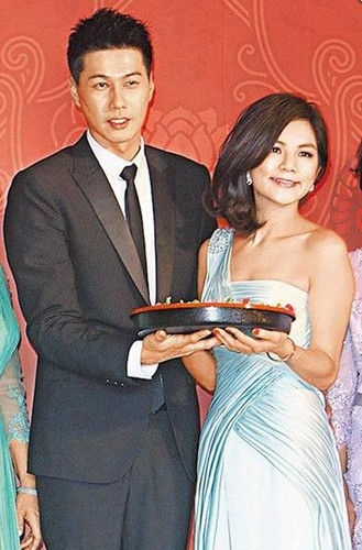 她(右)宴后和未婚夫一起送客。图片来源：台湾《苹果日报》