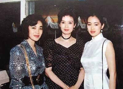 22年前，巩俐与张艾嘉、潘虹在戛纳留下倩影。