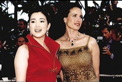 1998年 “中国红”与安迪·麦克道尔一起走红毯。