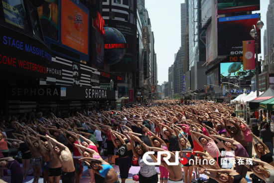 纽约时报广场万人集体瑜伽