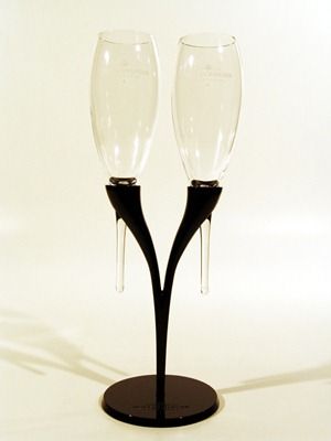 酩悦香槟制作的一款双支带支架的角形香槟杯(Pomponne)