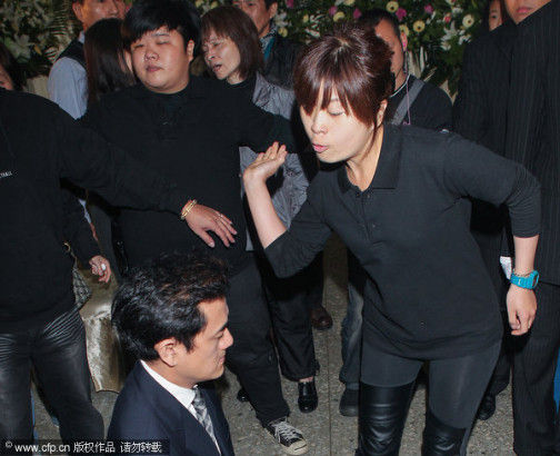 陈俊生追悼女友被逼下跪道歉 遭家属掌掴|陈俊