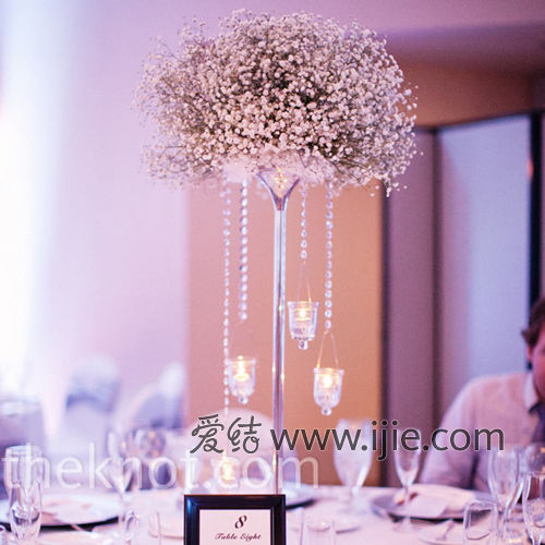 满天星花材呼应出冬季婚礼的清新浪漫