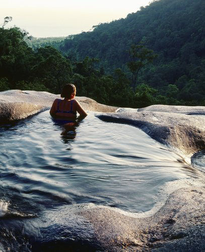 ɾٲ(Seven Wells Waterfall)ʢĵۣһɽΪ߶εٲÿһٲ¶һˮ̶ﴫ˵ŮԡϷĵطΧɭ䣬ɫ١