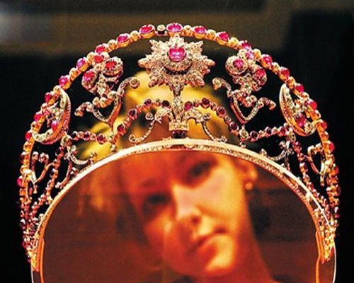 　　德托比伯爵夫人红宝石半月型皇冠