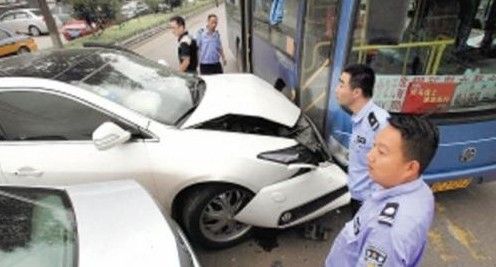 丈夫开豪车撞妻奔驰 离婚不成争执酿车祸|丈夫