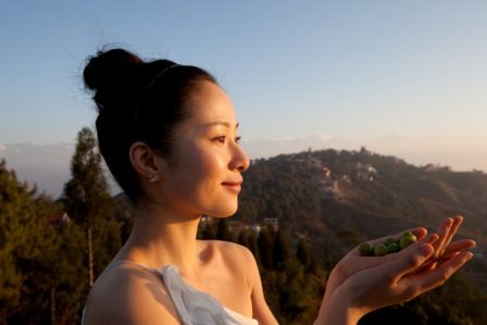 江一燕手捧来自喜马拉雅的神奇果实余甘子