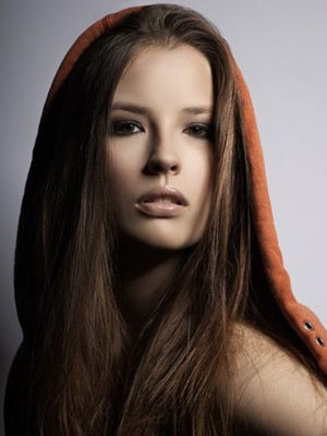 下嘴唇微微外翘，内侧会出现横纹