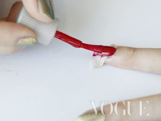 第五步：在胶带上涂指甲油