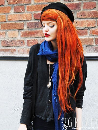 夸张红发撞色蓝围巾