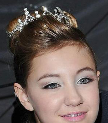 Ava Sambora bright little crown attended the grand occasion with a plate 